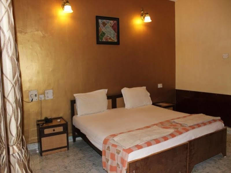 Dona Julia Beach Resort Калангуте Екстериор снимка